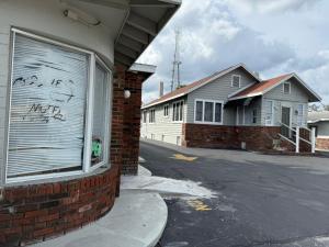 Holly HillRollie's Motel Daytona Beach by Hotel O的街道边有涂鸦的建筑