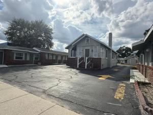 Holly HillRollie's Motel Daytona Beach by Hotel O的一栋房子停在停车场里 更多30张照片