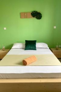 萨尔雷Sal Rei Apartments, Boa Vista的一张白色的大床,上面有毛巾