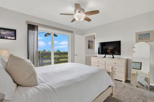 TV a/nebo společenská místnost v ubytování Happy Hour Tybee