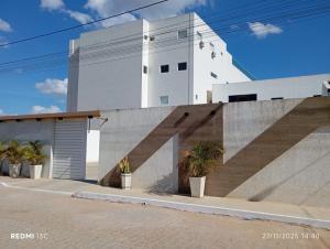 Un edificio blanco con escaleras al frente. en AS PLAZA HOTEL, en Paranatama