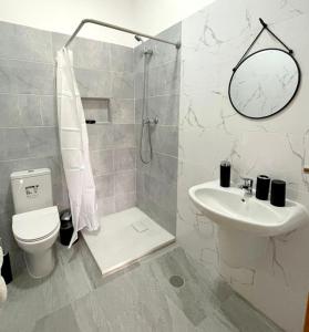 萨尔雷Sal Rei Apartments, Boa Vista的浴室里有马桶、洗手池和淋浴。