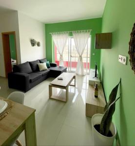 萨尔雷Sal Rei Apartments, Boa Vista的客厅里有一张沙发和一张桌子。