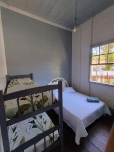 una camera da letto con due letti a castello e una finestra di Hospedagem Maranata a Santo André