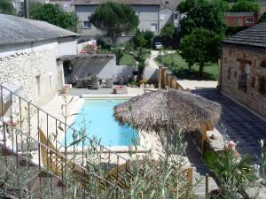 Πισίνα στο ή κοντά στο Chambre Orchidée Chez Mamé Marthe