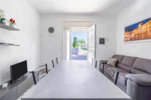 Μια τηλεόραση ή/και κέντρο ψυχαγωγίας στο Villa Fontane Bianche-Private Pool