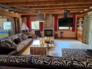 纳瓦夫里亚La Hacienda De Navafria的客厅里有一张沙发和一张桌子。