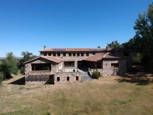 纳瓦夫里亚La Hacienda De Navafria的田间中一座古老的石屋