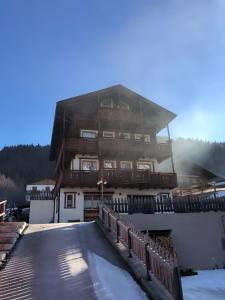 un grande edificio in cima a una pista da sci di Tabià Padola a Comèlico Superiore