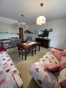 un soggiorno con un divano e un tavolo di Tabià Padola a Comèlico Superiore