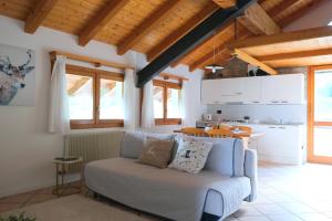 费德拉帕加内拉Casa Solaris的客厅里有一张沙发和一个厨房