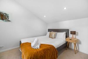 Ένα ή περισσότερα κρεβάτια σε δωμάτιο στο Lakeview Loft Queenstown