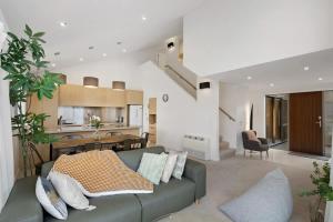 Χώρος καθιστικού στο Lakeview Loft Queenstown