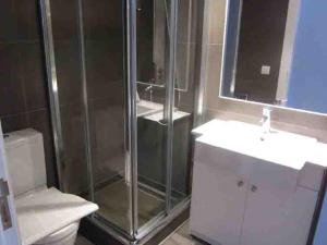 Et badeværelse på Voramar 33A Joana Duplex + 8 billeder