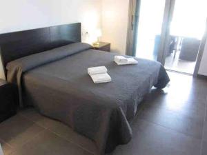 En eller flere senge i et værelse på Voramar 33A Joana Duplex