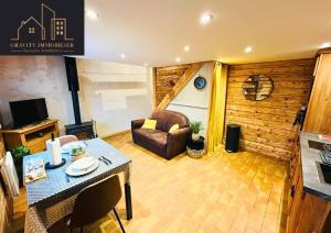 Μια τηλεόραση ή/και κέντρο ψυχαγωγίας στο Petit chalet en bois avec mezzanine en montagne