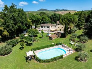 Luftaufnahme eines Hauses mit Swimmingpool in der Unterkunft Molino Del Prato - Volterra in Ulignano
