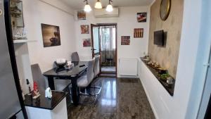 un soggiorno con un tavolo e una sala da pranzo di Walk-In Promenada a Craiova Altre 3 foto