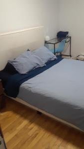 Ένα ή περισσότερα κρεβάτια σε δωμάτιο στο FULL KITCHEN 10min from DTOWN Room B