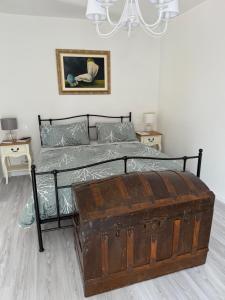 a bedroom with a bed with a trunk on the floor at Casa Vacanze Da Zia Rosetta in Fornelli