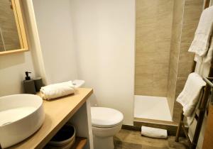 Un baño de La Bicoque - Les pieds dans le sable - Vue sur les Iles d'or 9 fotos más