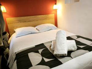 Una cama o camas en una habitación de La Bicoque - Les pieds dans le sable - Vue sur les Iles d'or