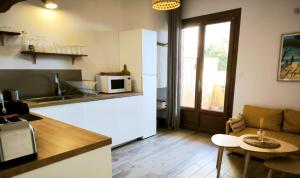 Una cocina o cocineta en La Bicoque - Les pieds dans le sable - Vue sur les Iles d'or