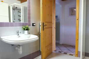 费德拉帕加内拉Casa Solaris的浴室里有洗手池和镜子 更多76张照片