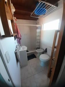 un bagno con un water e un lavandino di Departamento en Gualeguaychu a Gualeguaychú
