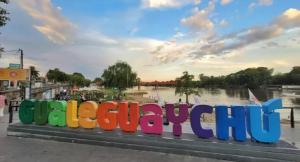 un cartello che indica pericolo di fronte a uno specchio d'acqua di Departamento en Gualeguaychu a Gualeguaychú
