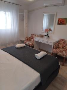 ヴィルにあるApartment Dvorakの大きなベッドと2つの枕がある寝室