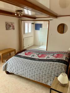 une chambre avec un lit et un miroir dans l'établissement Gîte Orchidée, à Ergersheim