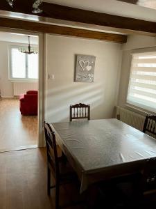 une table de salle à manger et des chaises dans une pièce dans l'établissement Gîte Orchidée, à Ergersheim
