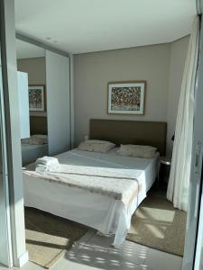 um quarto com uma cama e um espelho grande em Estanconfor Vista Mar em Santos em Santos