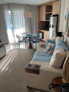 uma sala de estar com um sofá e uma mesa em Estanconfor Vista Mar em Santos em Santos