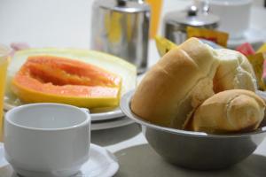 uma tigela de comida com uma sanduíche na mesa em Carícia Hotel (Adult Only) em Santos