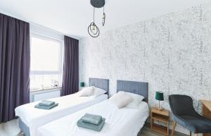 Postel nebo postele na pokoji v ubytování SkyTravel 27 Apartament Pileckiego Nowy Dwór Mazowiecki Airport Modlin 24H
