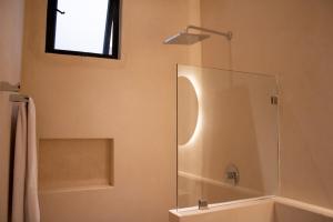 图卢姆Peregrina Tulum 102A 2BR Luxury Condo的带玻璃门淋浴间的浴室