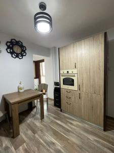 un soggiorno con tavolo e cucina di Central apartment a Craiova Altre 6 foto