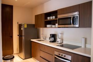 Кухня или мини-кухня в Peregrina Tulum 102A 2BR Luxury Condo
