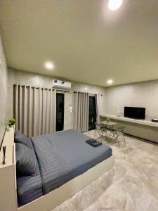 Una televisión o centro de entretenimiento en Dee Dee Apartments ChumPhae 20 fotos más