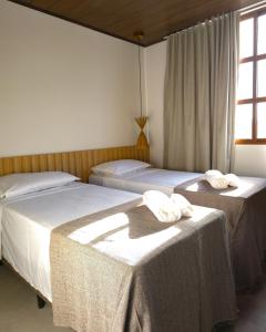 2 camas en una habitación de hotel con 2 mesas en Portal do Kite, en Barra Grande 17 fotos más