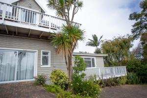 Casa con balcón y palmera en Slanting Acers - Unit B, en Wilderness