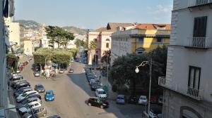 サレルノにあるIndipendenzaの路上駐車の賑やかな街道
