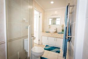 un baño con inodoro y lavabo en Slanting Acers - Unit B, en Wilderness