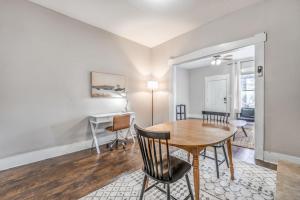 ein Esszimmer mit einem Tisch und einem Schreibtisch in der Unterkunft Your Midtown Getaway - Central, Walkable and Calm in Memphis
