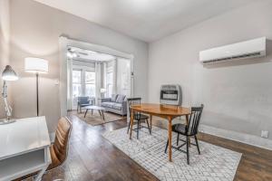 eine Küche und ein Wohnzimmer mit Tisch und Stühlen in der Unterkunft Your Midtown Getaway - Central, Walkable and Calm in Memphis + 16 Fotos