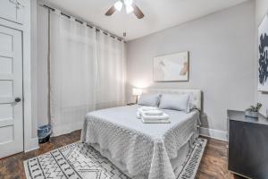 ein weißes Schlafzimmer mit einem Bett und einem Deckenventilator in der Unterkunft Your Midtown Getaway - Central, Walkable and Calm in Memphis