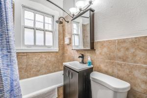 ein Badezimmer mit Toilette, Waschbecken und Badewanne in der Unterkunft Your Midtown Getaway - Central, Walkable and Calm in Memphis