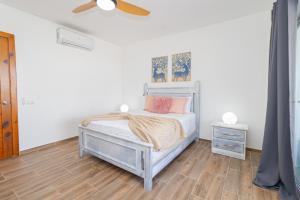 En eller flere senge i et værelse på Luxury 1BR Oasis Paraiso Residence Bayahibe